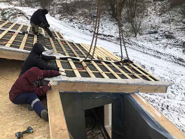 stroitelstvo kryshi zimoy scaled