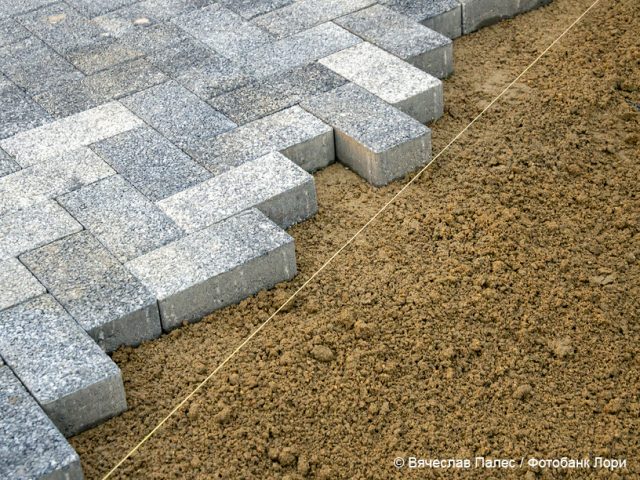 ukladka trotuarnoy plitki